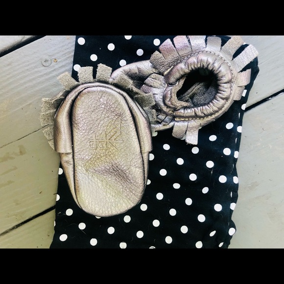 Freshly Picked size 2 silver moccasins - Picture 2 of 2
